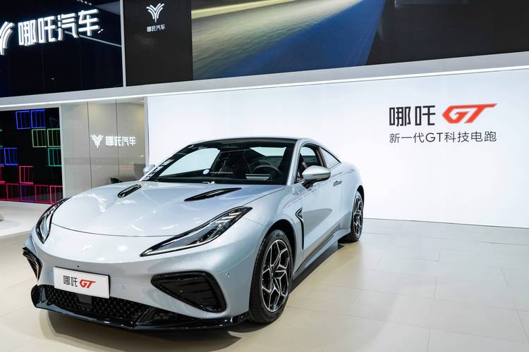 佛山108哪吒汽车在智能汽车领域的表现，领途汽车在新能源汽车市场中的影响力